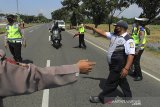 Petugas Kepolisian Polresta Cirebon menghentikan kendaraan yang melintas untuk dilakukan pemeriksaan kelengkapan dokumen di jalur Pantura Susukan, Kabupaten, Cirebon, Jawa Barat, Sabtu (15/5/2021). Pemeriksaan kelengkapan dokumen tersebut untuk memastikan kendaraan dengan plat nomor di luar Cirebon yang akan menuju Jakarta sudah dilengkapi dengan surat keterangan bebas COVID-19. ANTARA JABAR/Dedhez Anggara/agr