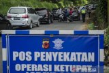 Petugas gabungan memutar balik pengendara saat penyekatan pelarangan mudik dan jalur wisata di Cikole, Kabupaten Bandung Barat, Jawa Barat, Sabtu (15/5/2021). Penyekatan di jalur tersebut terus diperketat guna menerapkan pelarangan mudik 6-17 Mei 2021 serta mengantispasi kerumunan di lokasi wisata Bandung Raya dan Subang. ANTARA JABAR/Novrian Arbi/agr