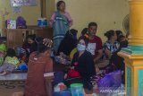 Sejumlah warga korban banjir berada di Posko Pengungsian korban banjir di Gedung Majelis Ta'lim Desa Sungai Danau, Kabupaten Tanah Bumbu, Kalimantan Selatan, Sabtu (15/5/2021). BPBD Kabupaten Tanah Bumbu pada Jumat (14/5/2021) mencatat sebanyak 5.308 jiwa terdampak banjir dan 207 jiwa mengungsi akibat banjir yang melanda enam Desa di Kabupaten Tanah Bumbu. Foto Antaranews Kalsel/Bayu Pratama S.