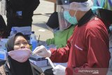 Petugas mengambil sampel dari pengendara yang mengikuti tes cepat antigen di posko penyekatan Susukan, Cirebon, Jawa Barat, Sabtu (15/5/2021). Pemerintah setempat dan Kepolisian melakukan tes cepat antigen gratis secara acak kepada pengendara dengan plat nomor di luar Cirebon yang akan menuju Jakarta sebagai upaya pencegahan penularan COVID-19. ANTARA JABAR/Dedhez Anggara/agr