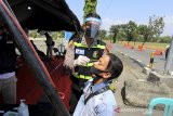 Petugas mengambil sampel dari pengendara yang mengikuti tes cepat antigen di posko penyekatan Susukan, Cirebon, Jawa Barat, Sabtu (15/5/2021). Pemerintah setempat dan Kepolisian melakukan tes cepat antigen gratis secara acak kepada pengendara dengan plat nomor di luar Cirebon yang akan menuju Jakarta sebagai upaya pencegahan penularan COVID-19. ANTARA JABAR/Dedhez Anggara/agr