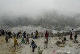 Warga berwisata di area Kawah Ratu Taman Wisata Alam Gunung Tangkuban Parahu, Subang, Jawa Barat, Sabtu (15/5/2021). Wisatawan dari sejumlah daerah tampak memadati Kawasan Wisata Alam Tangkuban Parahu untuk mengisi libur hari ketiga Idul Fitri 1442 Hijriah. ANTARA JABAR/Novrian Arbi/agr