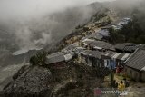 Warga berwisata di area Kawah Ratu Taman Wisata Alam Gunung Tangkuban Parahu, Subang, Jawa Barat, Sabtu (15/5/2021). Wisatawan dari sejumlah daerah tampak memadati Kawasan Wisata Alam Tangkuban Parahu untuk mengisi libur hari ketiga Idul Fitri 1442 Hijriah. ANTARA JABAR/Novrian Arbi/agr