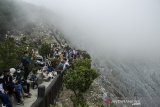 Warga berwisata di area Kawah Ratu Taman Wisata Alam Gunung Tangkuban Parahu, Subang, Jawa Barat, Sabtu (15/5/2021). Wisatawan dari sejumlah daerah tampak memadati Kawasan Wisata Alam Tangkuban Parahu untuk mengisi libur hari ketiga Idul Fitri 1442 Hijriah. ANTARA JABAR/Novrian Arbi/agr