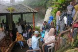 Pengunjung antre untuk menikmati panorama Air Terjun Telun Berasap setinggi 50 meter, di Gunung Tujuh, Kerinci, Jambi, Jumat (14/5/2021). Sejumlah tempat wisata alam di daerah itu mulai ramai dikunjungi warga yang memanfaatkan libur Idul Fitri meski di tengah ancaman pandemi COVID-19. ANTARA FOTO/Wahdi Septiawan/hp.