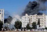 Gedung Al-Jalaa yang menampung kantor media Associated Press (AP) dan Al Jazeera runtuh pasca serangan udara Israel di Kota Gaza, Sabtu (15/5/2021). ANTARA FOTO/REUTERS/Mohammed Salem/rwa.