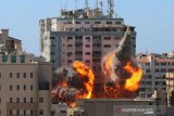 Gedung Al-Jalaa yang menampung kantor media Associated Press (AP) dan Al Jazeera runtuh pasca serangan udara Israel di Kota Gaza, Sabtu (15/5/2021). ANTARA FOTO/REUTERS/Mohammed Salem/rwa.