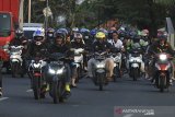 Sejumlah kendaraan memadati jalur Pantura Widasari, Indramayu, Jawa Barat, Minggu (16/5/2021). Memasuki H+3 Lebaran, Arus balik di jalur Pantura yang didominasi kendaraan roda dua terpantau ramai lancar. ANTARA JABAR/Dedhez Anggara/agr