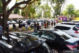 Sejumlah orang mengunjungi Bursa Mobil Madiun di Retno Dumilah Park Kota Madiun, Jawa Timur, Sabtu (15/5/2021). Bursa Mobil Madiun tersebut mampu menampung 105 pedagang, sejumlah UMKM, lembaga pembiayaan, bengkel, biro jasa dan mediator di wilayah Madiun dan sekitarnya yang diharapkan mampu menggerakkan enomomi masyarakat di bidang otomotif. Antara Jatim/Siswowidodo/zk