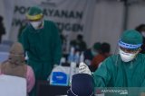 Petugas mengambil sampel lendir hidung untuk pemeriksaan tes cepat (rapid test) Antigen COVID-19 pemudik secara gratis di Unit Pelaksana Pengujian Kendaraan Bermotor (UPPKB) Balonggandu, Karawang, Jawa Barat, Minggu (16/5/2021). Kegiatan tersebut untuk mencegah penyebaran dan peningkatan kasus COVID-19 setelah Lebaran. ANTARA JABAR/M Ibnu Chazar/agr