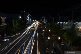 Kendaraan Padati Jalan di Madiun. Sejumlah kendaraan memadati ruas jalan kawasan Pahlawan Street Center di Kota Madiun, Jawa Timur, Sabtu (15/5/2021) malam. Pada liburan hari ketiga Idul Fitri 1442 Hijriyah tempat yang berlokasi di tengah kota tersebut dipadati kendaraan maupun pengunjung yang memanfaatkan kawasan pedestrian untuk menikmati suasana kota pada malam hari. Antara Jatim/Siswowidodo/zk