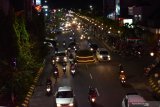 Sejumlah kendaraan memadati ruas jalan kawasan Pahlawan Street Center di Kota Madiun, Jawa Timur, Sabtu (15/5/2021) malam. Pada liburan hari ketiga Idul Fitri 1442 Hijriyah tempat yang berlokasi di tengah kota tersebut dipadati kendaraan maupun pengunjung yang memanfaatkan kawasan pedestrian untuk menikmati suasana kota pada malam hari. Antara Jatim/Siswowidodo/zk