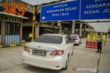 Petugas melakukan penyekatan kendaraan di Rest Area KM 149 Tol Cileunyi, Kabupaten Bandung, Jawa Barat, Minggu (16/5/2021). Penyekatan dan pemeriksaan tersebut dilakukan terhadap pengendara yang berplat nomor luar Bandung yang menuju ke daerah Bandung atau Jabodetabek guna mengantisipasi lonjakan kasus COVID-19 saat arus balik Lebaran Idul Fitri 1442 Hijriah. ANTARA JABAR/Novrian Arbi/agr