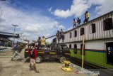 Pekerja memuat barang ke kapal motor Pancar Mas II di Dermaga Banjar Raya, Banjarmasin, Kalimantan Selatan, Senin (17/5/2021). Menurut pihak pengelola kapal motor, arus balik dari Banjarmasin menuju sejumlah daerah pelosok di Kalsel-Kalteng melalui jalur sungai mulai meningkat setelah dibukanya dermaga penyeberangan pascapenutupan selama enam hari saat Lebaran. Foto Antaranews Kalsel/Bayu Pratama S.