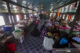 Sejumlah warga berada di dalam kapal motor Pancar Mas II Banjarmasin-Kalteng di Dermaga Banjar Raya, Banjarmasin, Kalimantan Selatan, Senin (17/5/2021). Menurut pihak pengelola kapal motor, arus balik dari Banjarmasin menuju sejumlah daerah pelosok di Kalsel-Kalteng melalui jalur sungai mulai meningkat setelah dibukanya dermaga penyeberangan pascapenutupan selama enam hari saat Lebaran. Foto Antaranews Kalsel/Bayu Pratama S.