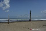 Suasana sepi di pesisir pantai Pangandaran, Jawa Barat, Senin (17/5/2021). Pemerintah Provinsi Jabar dan Pemerintah Kabupaten Pangandaran menutup seluruh objek wisata di Pangandaran untuk mengendalikan kunjungan wisatawan saat libur Lebaran guna mencegah penularan COVID-19. ANTARA JABAR/Adeng Bustomi/agr