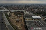 Foto Udara kendaraan yang melakukan uji coba lintasan di Proyek Simpang Susun Cileunyi, Kabupaten Bandung, Jawa Barat, Senin (17/5/2021). PT Jasa Marga melakukan uji coba lintasan proyek Simpang Susun Cileunyi yang nantinya akan menghubungkan Jalan Tol Purbaleunyi dan Jalan Tol Cisumdawu. ANTARA JABAR/Raisan Al Farisi/agr