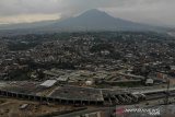 Foto Udara kendaraan yang melakukan uji coba lintasan di Proyek Simpang Susun Cileunyi, Kabupaten Bandung, Jawa Barat, Senin (17/5/2021). PT Jasa Marga melakukan uji coba lintasan proyek Simpang Susun Cileunyi yang nantinya akan menghubungkan Jalan Tol Purbaleunyi dan Jalan Tol Cisumdawu. ANTARA JABAR/Raisan Al Farisi/agr