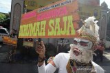 PETUGAS PENYEKATAN MUDIK BERKOSTUM WAYANG