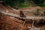 RUSAKNYA JALAN DESA DI LEBAK