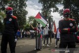 Massa yang tergabung dalam Aliansi Buruh Jabar melakukan aksi dukung Palestina di depan Gedung Sate, Bandung, Jawa Barat, Selasa (18/5/2021). Mereka dalam aksinya mengajak masyarakat Indonesia untuk terus mendukung dan membantu Palestina atas serangan dari Israel serta meminta pemerintah Indonesia mampu berkampanye dukung Palestina di depan PBB. ANTARA JABAR/Novrian Arbi/agr