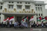 Massa yang tergabung dalam Aliansi Umat Islam Jabar melakukan aksi dukung Palestina di Gedung Merdeka , Bandung, Jawa Barat, Selasa (18/5/2021). Aksi tersebut untuk mengutuk dan mengecam atas penyerangan brutal Israel ke Palestina hingga saat ini dan meminta pemerintah Indonesia terus memberikan dukungan tanpa henti ke Palestina. ANTARA JABAR/Novrian Arbi/agr