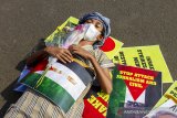 Massa yang tergabung dalam Aliansi Jurnalis Karawang melakukan aksi teatrikal solidaritas untuk Palestina di depan Gedung Pemerintah Daerah, Karawang, Jawa Barat, Selasa (18/5/2021). Aksi tersebut mengecam keras atas tindakan serangan pasukan Israel terhadap Palestina dan Masjid Al Aqsa serta memberi dukungan kepada insan pers di seluruh dunia yang bertugas di jalur Gaza. ANTARA JABAR/M Ibnu Chazar/agr