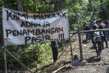 Sejumlah warga yang tergabung Aliansi Masyarakat Peduli Galunggung (AMPEG) menggelar aksi penolakan tambang pasir di Blok Leuweng Keusik, Kampung Pasir Ipis, Kabupaten Tasikmalaya, Jawa Barat, Selasa (18/5/2021). Dalam aksinya mereka meminta kepada Dinas ESDM Pemprov Jabar untuk memberikan hasil kajian ulang soal tambang pasir dan menagih janji Gubernur Jabar Ridwan Kamil untuk segera mencabutan Izin Usaha Penambangan (IUP) CV. Trican yang dinilai merusak lingkungan dan ekosistem alam. ANTARA JABAR/Adeng Bustomi/agr