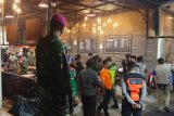 Marinir TNI AL bantu urai kerumunan massa di Makassar