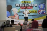 Menteri Kesehatan Budi Gunadi Sadikin memberikan kata sambutan saat melakukan kunjungan kerja di Rumah Sakit Oto Iskandar Di Nata, Soreang, Kabupaten Bandung, Jawa Barat, Selasa (18/5/2021). Menteri Kesehatan Budi Gunadi Sadikin menargetkan per harinya sebanyak 250.000 lansia di Jawa Barat mendapatkan vaksinasi COVID-19 guna percepatan vaksin bagi lansia yang baru mencapai 8 persen pada pertengahan Mei 2021. ANTARA JABAR/Raisan Al Farisi/agr