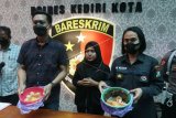 Polisi memperlihatkan telur ayam yang diduga palsu saat rilis di Polres Kediri Kota, Kota Kediri, Jawa Timur, Selasa (18/5/2021). Berdasarkan uji lab Dinas Ketahanan Pangan dan Pertanian telur ayam yang sebelumnya viral di media sosial karena memiliki isi seperti gel dengan lapisan dalam cangkang seperti kertas tersebut dinyatakan asli dan murni terjadi karena kesalahan penyimpanan. ANTARA FOTO/Prasetia Fauzani/nym.