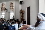 Ustadz Derry Sulaiman tausiyah di Masjid Terapung Samudera Ilahi Painan