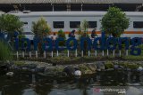Penumpang berjalan usai turun dari Kereta Kutojaya Selatan di Stasiun Kiaracondong, Bandung, Jawa Barat, Selasa (18/5/20210). Berdasarkan data dari PT. KAI Daop 2 Bandung sedikitnya 850 penumpang dari area Jawa Tengah dan Jawa Timur per hari ini tiba di Kota Bandung pada hari pertama dihentikannya pelarangan penyekatan mudik dan arus balik Idul Fitri 1442 Hijriah. ANTARA JABAR/Novrian Arbi/agr