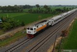 Rangkaian Kereta Api (KA) melaju di Kota Madiun, Jawa Timur, Rabu (19/5/2021). PT Kereta Api Indonesia (KAI) menambah perjalanan KA dari enam perjalanan menjadi 14 perjalanan per hari yang melintasi wilayah Daerah Operasi (Daop) 7 Madiun guna mengantisipasi lonjakan jumlah penumpang setelah berakhirnya masa larangan mudik. Antara Jatim/Siswowidodo/zk