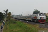 Rangkaian Kereta Api (KA) melaju di Kota Madiun, Jawa Timur, Rabu (19/5/2021). PT Kereta Api Indonesia (KAI) menambah perjalanan KA dari enam perjalanan menjadi 14 perjalanan per hari yang melintasi wilayah Daerah Operasi (Daop) 7 Madiun guna mengantisipasi lonjakan jumlah penumpang setelah berakhirnya masa larangan mudik. Antara Jatim/Siswowidodo/zk