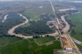 Foto udara proyek pembagunan stasiun dan jalur Kereta Cepat Jakarta - Bandung di Telukjambe Barat, Karawang, Jawa Barat, Rabu (19/5/2021). Presiden Joko Widodo mengatakan progres proyek pembangunan konstruksi Kereta Cepat Jakarta - Bandung telah mencapai 73 persen dan ditargetkan masuk tahap uji coba operasional pada awal tahun 2022. ANTARA JABAR/M Ibnu Chazar/agr