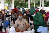 Petugas medis menyuntikan vaksin AstraZeneca kepada warga lanjut usia (lansia) di Kebalenan, Banyuwangi, Jawa Timur, Rabu (19/5/2021). Banyuwangi telah menerima 254.180 dosis vaksin AstraZeneca sedangkan sebanyak 150 ribu vaksin diprioritaskan untuk lansia diatas 60 tahun karena termasuk golongan rentan terpapar COVID-19. Antara Jatim/Budi Candra Setya/zk