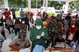 Petugas medis menyiapkan vaksin AstraZeneca untuk warga lanjut usia (lansia) di Kebalenan, Banyuwangi, Jawa Timur, Rabu (19/5/2021). Banyuwangi telah menerima 254.180 dosis vaksin AstraZeneca sedangkan sebanyak 150 ribu vaksin diprioritaskan untuk lansia diatas 60 tahun karena termasuk golongan rentan terpapar COVID-19. Antara Jatim/Budi Candra Setya/zk