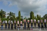 Jurnalis yang tergabung dalam Aliansi Jurnalis Ciamis Melawan menggelar aksi solidaritas di Alun-alun Ciamis, Jawa Barat, Kamis (20/5/2021). Dalam aksinya aliansi tersebut mengecam serangan brutal Israel kepada jurnalis, media dan masyarakat sipil sebagai tindakan kriminal luar biasa yang harus direspon dengan hukum internasional dan mendesak Perserikatan Bangsa-bangsa (PBB) untuk segera mengambil tindakan perlindungan dan jaminan keamanan meliput terhadap seluruh awak media di area konflik. ANTARA JABAR/Adeng Bustomi/agr
