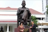 Gubernur Lemhanas Letjen TNI (purn) Agus Widjojo (kanan) bersama Presiden RI ke-5 Megawati Soekarnoputri berbincang di depan patung Bung Karno usai diresmikan di halaman Gedung Lembaga Ketahanan Nasional (Lemhanas), Jakarta, Kamis (20/5/2021). Patung Bung Karno yang ukurannya mencapai empat meter itu diresmikan Megawati Soekarnoputri bertepatan dengan Hari Ulang Tahun (HUT) ke-56 Lemhanas. ANTARA FOTO/Hafidz Mubarak A/nym.