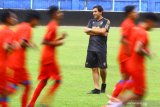 Pelatih baru tim Arema FC Eduardo Almeida memimpin latihan di Stadion Kanjuruhan, Malang, Jawa Timur, Kamis (20/5/2021). Arema mengontrak pelatih asal Portugal tersebut untuk memenuhi target menjadi juara di kompetisi Liga 1 dan bisa turut serta dalam AFC Cup. Antara Jatim/Ari Bowo Sucipto/zk