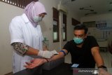 Ketua DPD Partai Golkar Provinsi Kalbar sekaligus Anggota Komisi VII DPR Maman Abdurrahman (kanan) menjalani pengambilan sampel darah penyintas COVID-19 saat seleksi awal donor plasma konvalesen di RSUD dr Soedarso, Pontianak, Kalimantan Barat, Kamis (20/5/2021). Pengambilan sampel darah untuk ‘screening’ atau pemeriksaan titer antibodi COVID-19 itu dilakukan Maman Abdurrahman sebelum melakukan donor plasma konvalesen untuk menambah stok plasma guna membantu pasien COVID-19 dengan gejala berat. ANTARA FOTO/Jessica Helena Wuysang