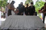 Gubernur Jawa Timur Khofifah Indar Parawansa (tengah) didampingi Wakil Gubernur Jawa Timur Emil Elestianto Dardak (kanan) menaburkan bunga saat berziarah ke makam pahlawan nasional dr Soetomo di Surabaya, Jawa Timur, Kamis (20/5/2021). Kegiatan ziarah ke makam pahlawan nasional dr Soetomo tersebut dalam rangka memperingati Hari Kebangkitan Nasional ke-113. Antara Jatim/Moch Asim/zk.