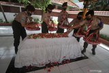 Sejumlah anggota Pramuka Peduli Kwartir Cabang Kota Surabaya menaburkan bunga saat berziarah ke makam pahlawan nasional dr Soetomo di Surabaya, Jawa Timur, Kamis (20/5/2021). Kegiatan ziarah ke makam pahlawan nasional dr Soetomo tersebut dalam rangka memperingati Hari Kebangkitan Nasional ke-113. Antara Jatim/Moch Asim/zk.