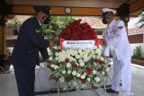 Prajurit TNI meletakkan karangan bunga saat berziarah ke makam pahlawan nasional dr Soetomo di Surabaya, Jawa Timur, Kamis (20/5/2021). Kegiatan ziarah ke makam pahlawan nasional dr Soetomo tersebut dalam rangka memperingati Hari Kebangkitan Nasional ke-113. Antara Jatim/Moch Asim/zk.