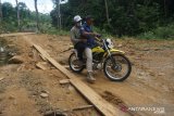 Kondisi jalan memprihatinkan, Bupati Pasbar tinjau jalan Rura Patontang untuk segera dibangun