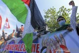 Pengunjuk rasa mengikuti aksi solidaritas untuk Palestna di depan Gedung DPRD, Indramayu, Jawa Barat, Jumat (21/5/2021). Aksi yang diikuti berbagai elemen masyarakat dan Ormas di Indramayu itu mengutuk serangan Israel dan mengajak masyarakat Indonesia untuk terus mendukung dan membantu Palestina. ANTARA JABAR/Dedhez Anggara/agr