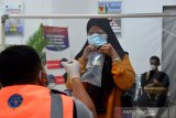LAYANAN TES GENOSE GRATIS UNTUK PENUMPANG. Calon penumpang meniupkan napas ke dalam kantong plastik saat tes deteksi COVID-19 dengan metode GeNose C19 di Terminal Tipe A Bus Umum Antarprovinsi Batoh, Banda Aceh, Aceh, Jumat (21/5/2021). Pemerintah memberikan layanan gratis tes GeNose C19 bagi calon penumpang bus di terminal tersebut untuk pencegahan penyebaran COVID-19. ANTARA FOTO/Ampelsa