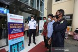 Petugas keamanan Rumah Sakit Umum Zainal Abidin (RSUZA) mensosialisasikan peniadaan jam berkunjung kepada warga di Banda Aceh, Aceh, Jumat (21/5/2021). Manajemen RSUZA meniadakan jam berkunjung untuk keluarga pasien dalam upaya mencegah penyebaran dan penularan COVID-19 . Antara Aceh/ Irwansyah Putra