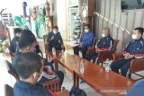 
Wali Kota Kediri Abdullah Abu Bakar memberikan masker untuk atlet yang tergabung dalam National Paralympic Committe (NPC) Kota Kediri di Kediri, Jawa Timur, Kamis (20/5/2021). Wali Kota meminta atlet tetap menjaga protokol kesehatan demi mencegah penyebaran COVID-19. Antara Jatim/ Asmaul Chusna/zk